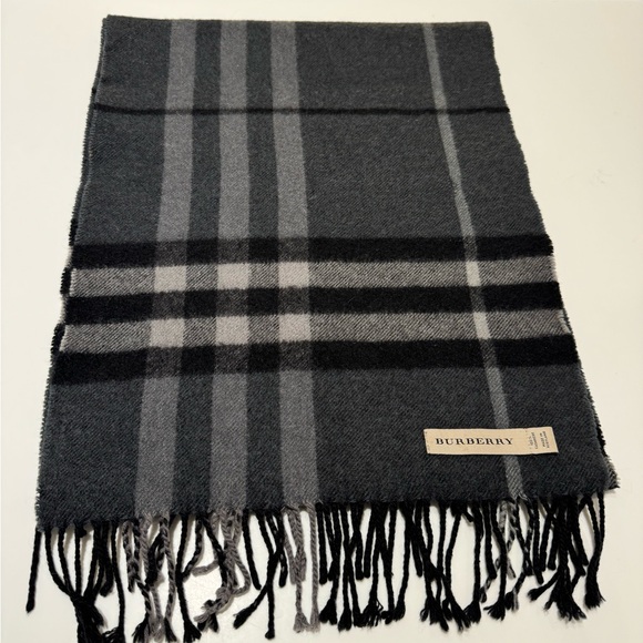 Burberry scarves authentic - Picture 1 of 11